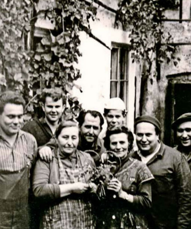 Group photo with employees in front of the company Einhell.