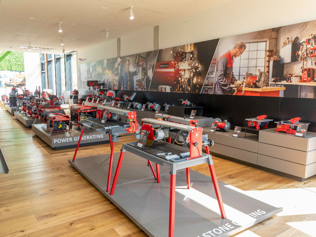 Ausstellungsbereich mit stationären Maschinen und Stromerzeugern in der Einhell Welt.