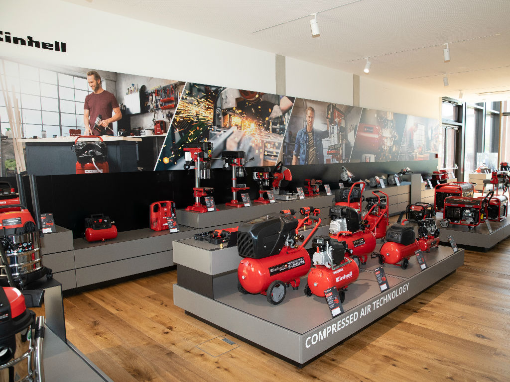 Ausstellungsbereich mit Kompressoren in der Einhell Welt.