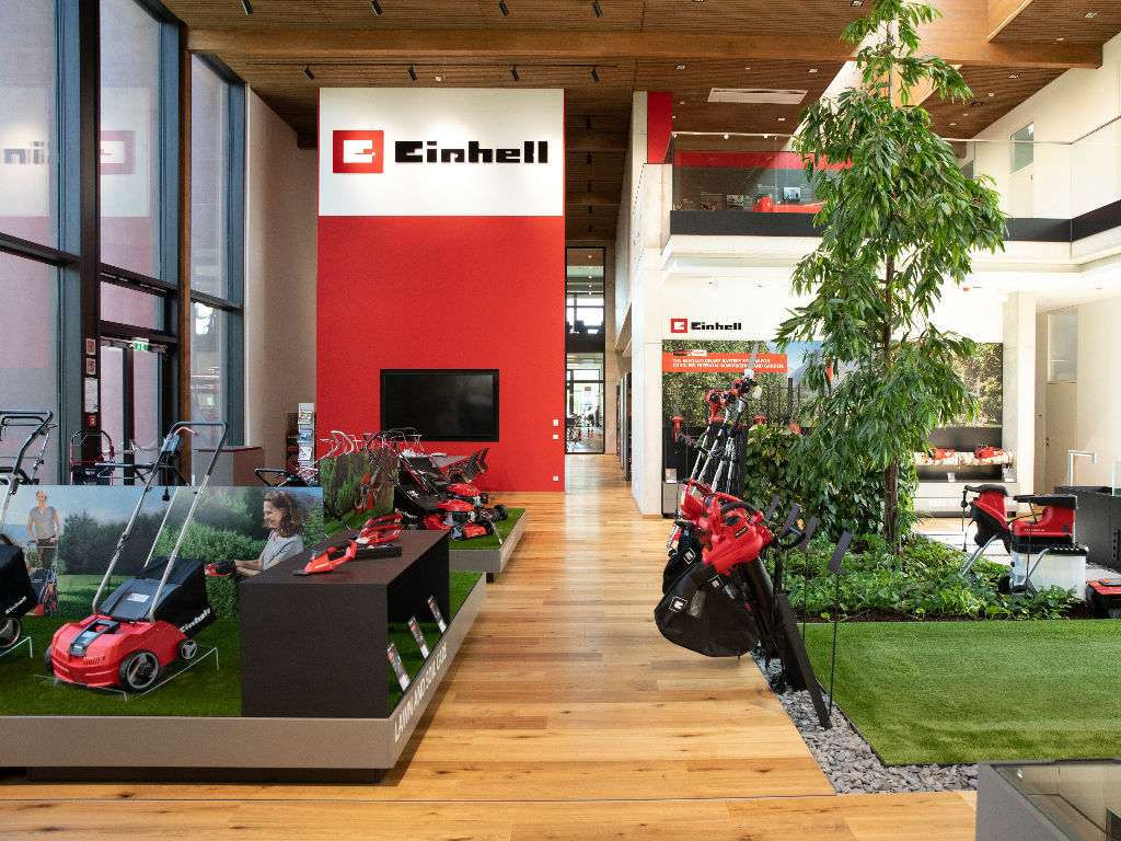 Ausstellungsbereich mit verschiedenen Gartengeräten in der Einhell Welt.