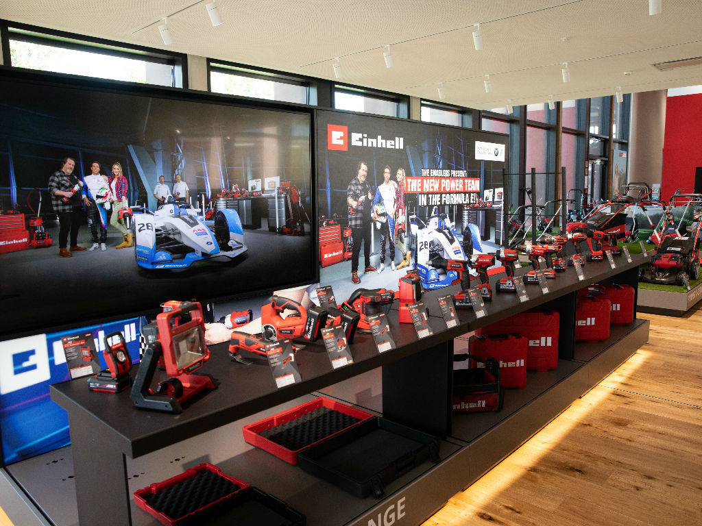 Ausstellungsbereich mit handgeführten Werkzeugen in der Einhell Welt.