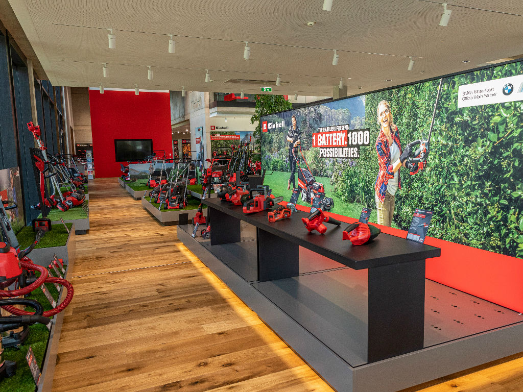 Ausstellungsfläche mit Heckenscheren in der Einhell Welt.