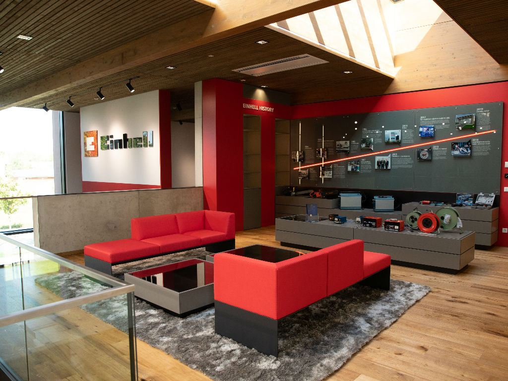 Lounge-Bereich in der Einhell Welt.