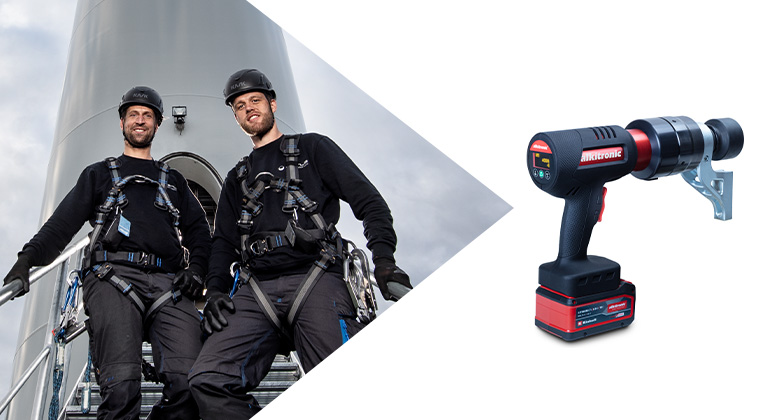 Zweigeteiltes Bild: Links zwei Techniker mit Kletterausrüstung an einer Windkraftanlage, rechts ein akkubetriebener alkitronic Drehmomentschrauber auf weißem Hintergrund.