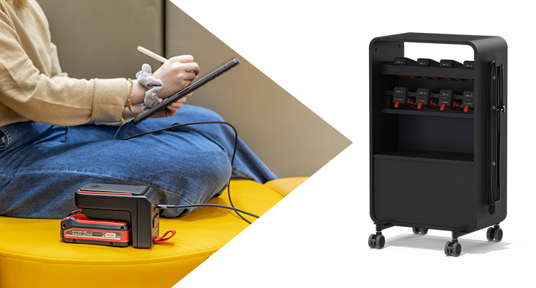Zweigeteiltes Bild: Links eine Person mit Tablet neben einer Power-Bank-Ladestation, rechts ein schwarzer, fahrbarer Ladeschrank für Akkus auf weißem Hintergrund.