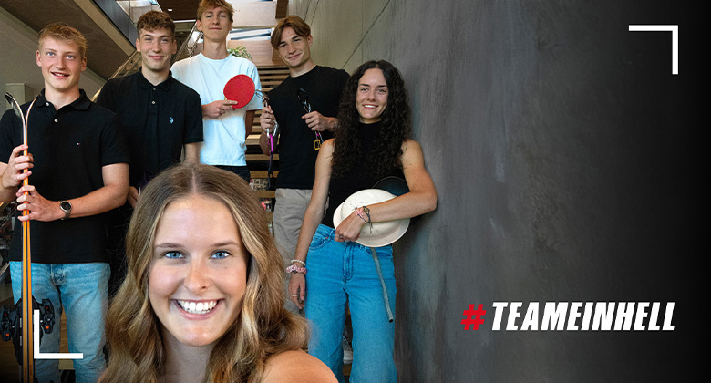 Eine junge Frau macht ein Selfie mit fünf Personen, die Sport- oder Freizeitgeräte halten. Im Bild steht: #TEAMEINHELL.