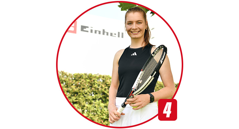 Eine junge Frau in Sportkleidung hält einen Tennisschläger. Im Hintergrund ist ein Einhell-Logo sichtbar.