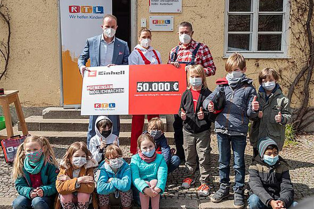 Bild von Andreas Kroiss, Simone Mecky Ballack und Joachim Llambi vor dem RTL-Kinderhaus in München.